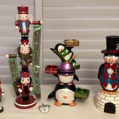 MMS224 Wooden Nutcrackers & Ceramic Candle Holder