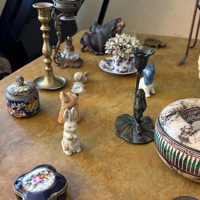 Lots of table figurines 