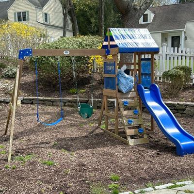 BACKYARD DISCOVERY BAY POINTE SWING SET | Backyard Discovery Bay Pointe swing set with blue slide and swing, green bucket swing, blue,...