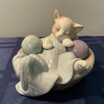 Lladro Nao Cat Basket With Yarn 