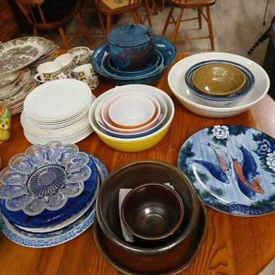 Miscellaneous baking and serving dishes.