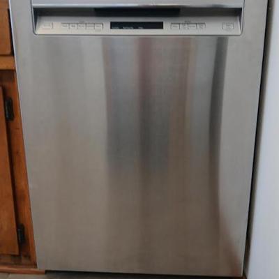 Bosch 300 series dishwasher. 24" stainless steel front and tub. Tall tub washer with 3rd rack.. Purchased new in 2023, lightly used....