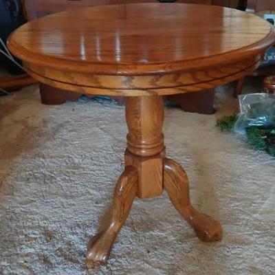 Solid oak round end table. In very good condition. 25"h x 24" diameter. Asking $50.
