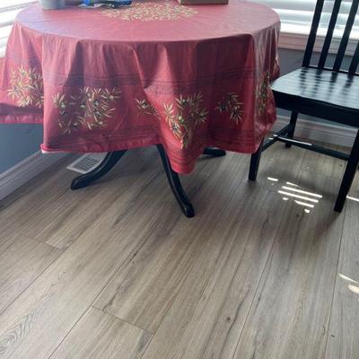 Round pedestal table
