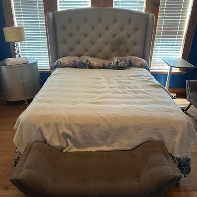 Like new beds 