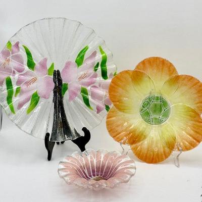 (3) Art Glass Floral Plates Feat. SYDENSTRICKER With Sticker 