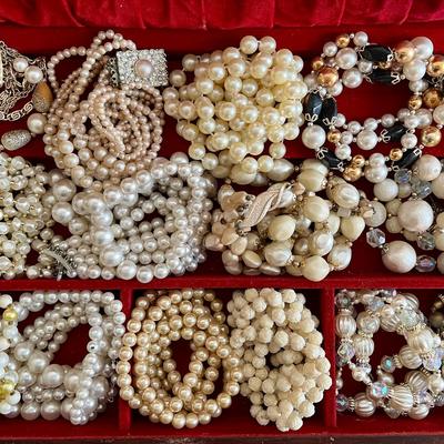 Costume Jewelry Necklaces & Faux Pearls