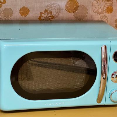 Galanz Retro Microwave Oven – Aqua Blue, 0.7 cu ft, 700W (Model: GLKMKA07BER-07)