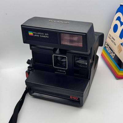 Polaroid Land Camera - 640 : With Color Land Film 