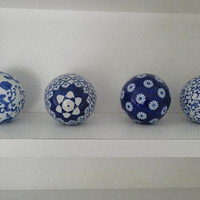 4 Decorative Ceramic Carpet Ball Orbs