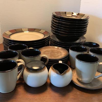 Eight Piece Dinner Set 