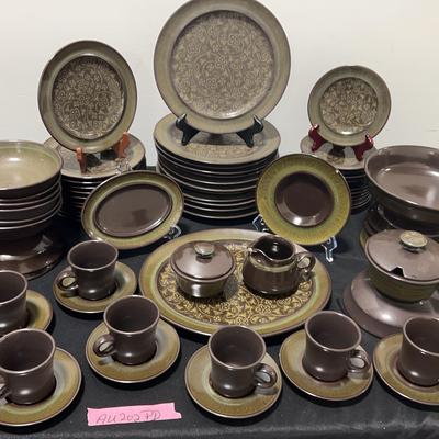 AU202PD Franciscan Dinnerware (79 pcs)