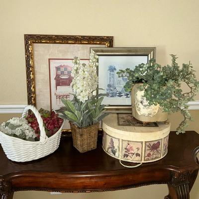 Pretty Toilette Decor 