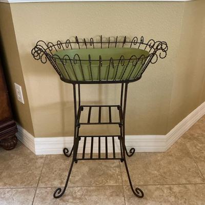 Metal Curly-Q Stand Planter