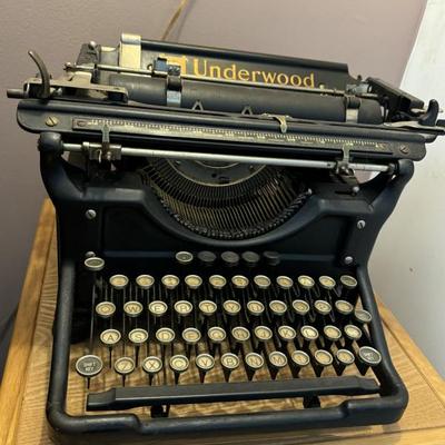 Wow! Fantastic antique Underwood typewriter