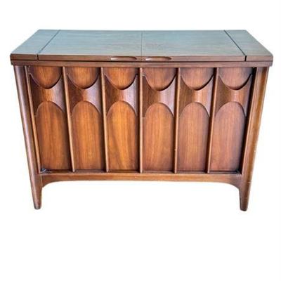 Lot 005-002  
Mid Century Modern Kent Coffey Perspecta Bar Server Credenza