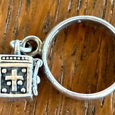 Vintage Cross Box Sterling Silver Ring Size 4 - Total Weight 3.89 Grams