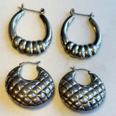 (2) Pairs Of Vintage Sterling Silver Puff Hoop Earrings (1) Pair Quilted Pattern - 15.76 Grams 