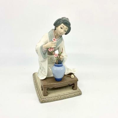 Lladro 4840 Japanese Girl Decorating