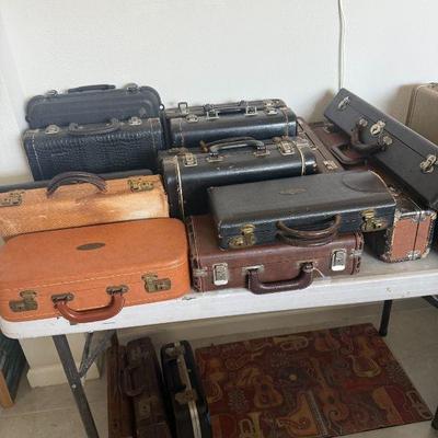 15 musical instruments. Some vintage clarinets - Various conditions