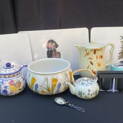 Ann Edward’s Placemats, The Botanic Garden Pot, And Teapots Some Vintage