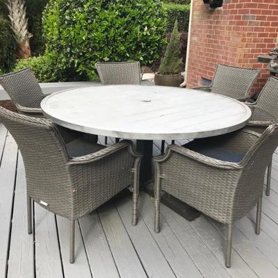 Hampton Bay t60" round table and 6 chairs $499