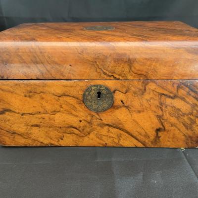 Burl Wood Tea Caddy with Inlay & Brass Escutcheon – 19th Century Elegance