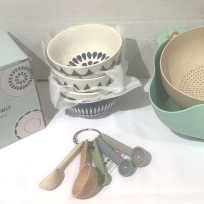 New Set of 4 Dip Bowls, Strainer, And Measuring Spoons