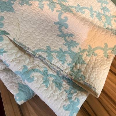 Queen-size quilt in teal and white