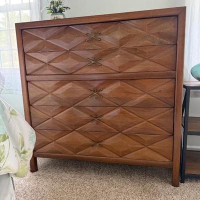 The bedroom set includes a mirror, two nightstands, a headboard, and two dressers