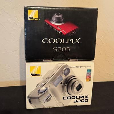 Nikon Coolpix S203 and 3200 