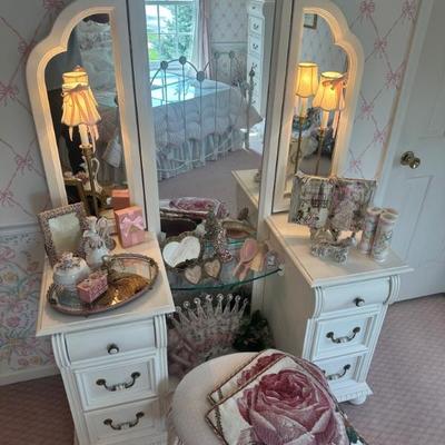 White Lexington Womens Vanity with Stool 
