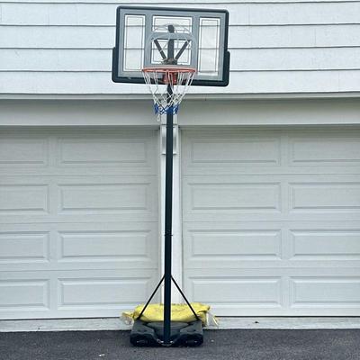 BASKETBALL HOOP | Adjustable size.
