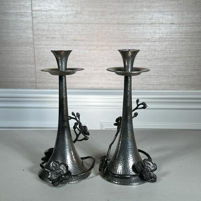 (2pc) PAIR MICHAEL ARAM CANDLESTICKS | Hammered metal candlesticks with flower - h. 11.25 x dia. 5 in.
