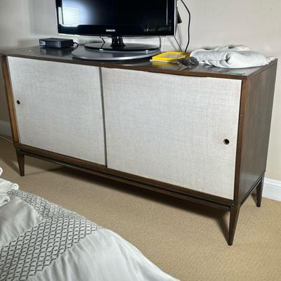 PAUL MCCOBB SLIDING DOOR CABINET | Vintage sliding door cabinet by Paul McCobb for Winchedon Furniture Company having 6 split width...