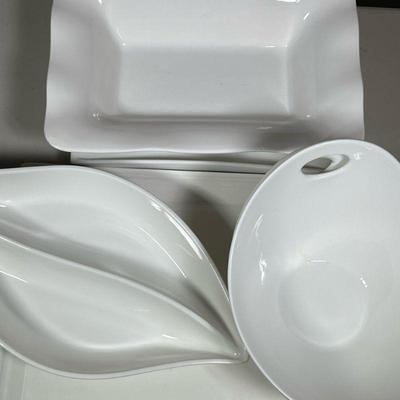 (6pc) GROUP OF WHITE DECORATIVE PLATES & BOWLS
