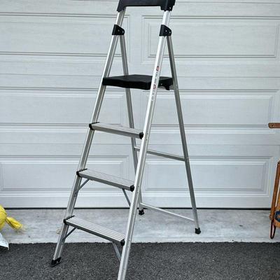 ALUMINUM STEP LADDER | h. 63 x w. 17 x l. 39 in. (fully opened)
