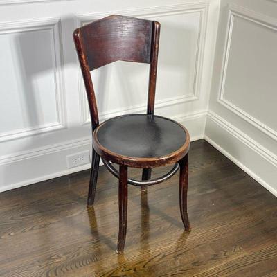 ANTIQUE ROUND CHAIR | h. 33.5 x dia. 15 in.
