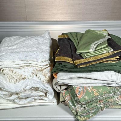 LARGE LOT MIXED TABLECLOTHS | Large mixed lot of various tablecloths & runners

