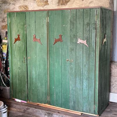 LARGE GREEN CABINET | Small deer engravings - h. 56.5 x w. 59 x l. 21 in.

