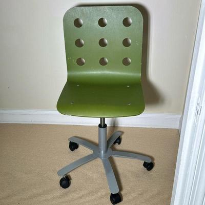 GREEN OFFICE CHAIR | Adjustable green rolling office chair - h. 36.5 x w. 17.5 x d. 16 in.
