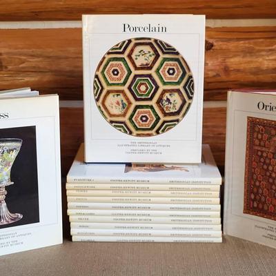 The Smithsonian Illustrated Library af Antiques 