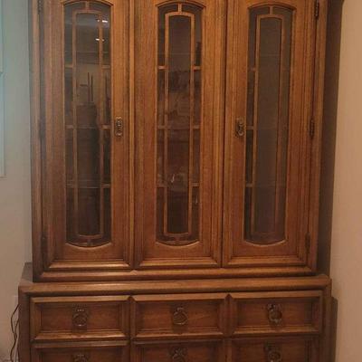 Thomasville Lighted China Cabinet / Display Cabinet