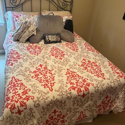 Full Size Metal Bed With Mattress And Linens