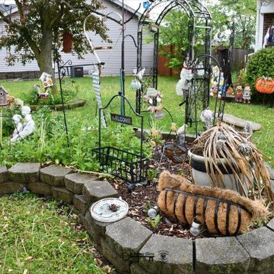 0693 front yard
