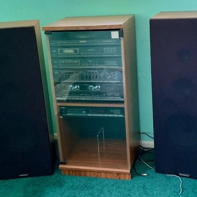 Stereo system, speakers cabinet, components