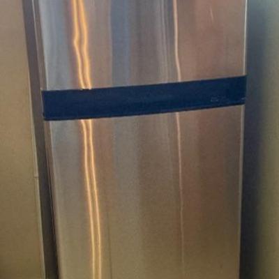 Medium size refrigerator