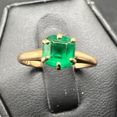 European Six-Prong Gold Ring with Sparkling Green Solitaire 