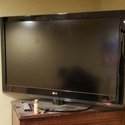 LG 42LH40 LCD Television With Remote And Apple TV Conduit