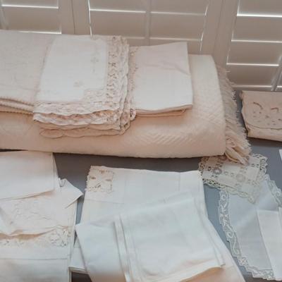 Full Sized Bed Set & Table Linens, 812-700 